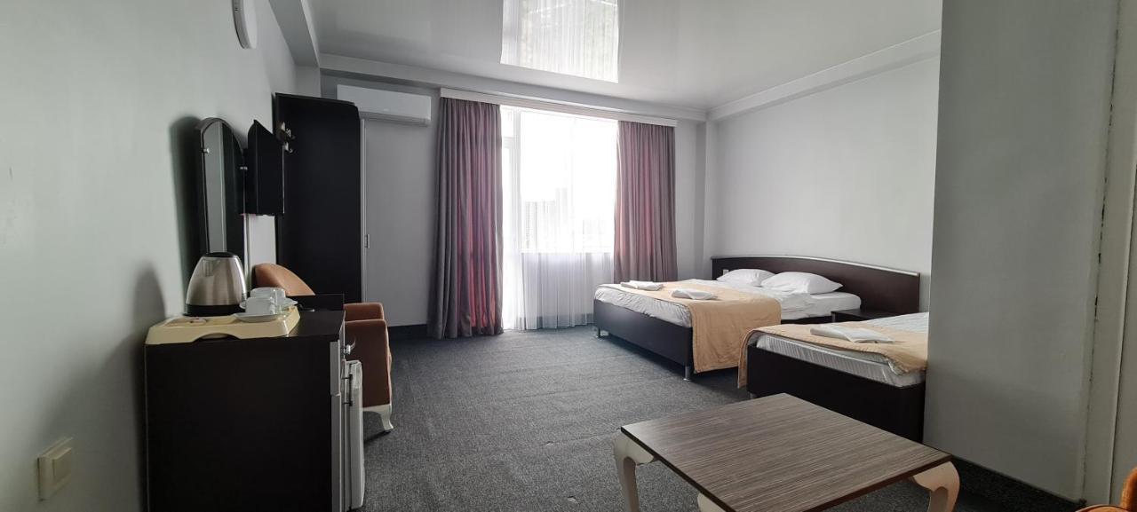 Hotel Genatsvale Batumi Bagian luar foto