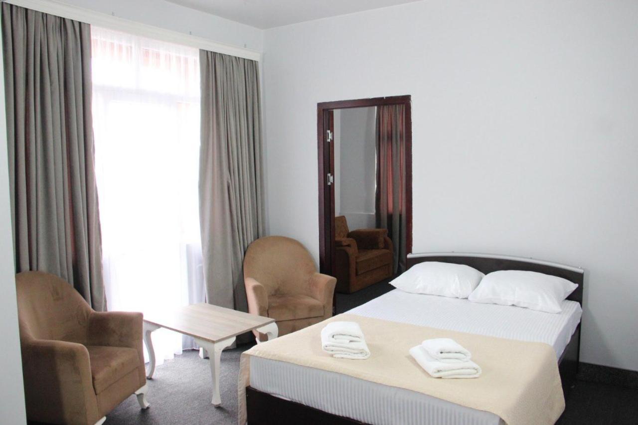 Hotel Genatsvale Batumi Bagian luar foto