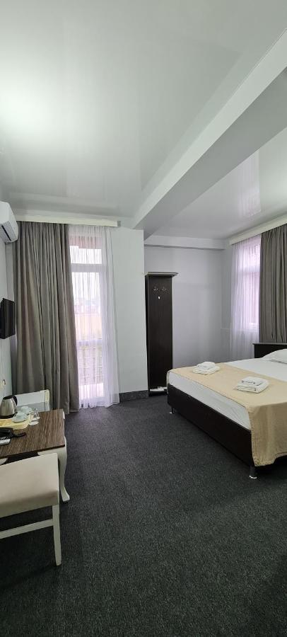 Hotel Genatsvale Batumi Bagian luar foto