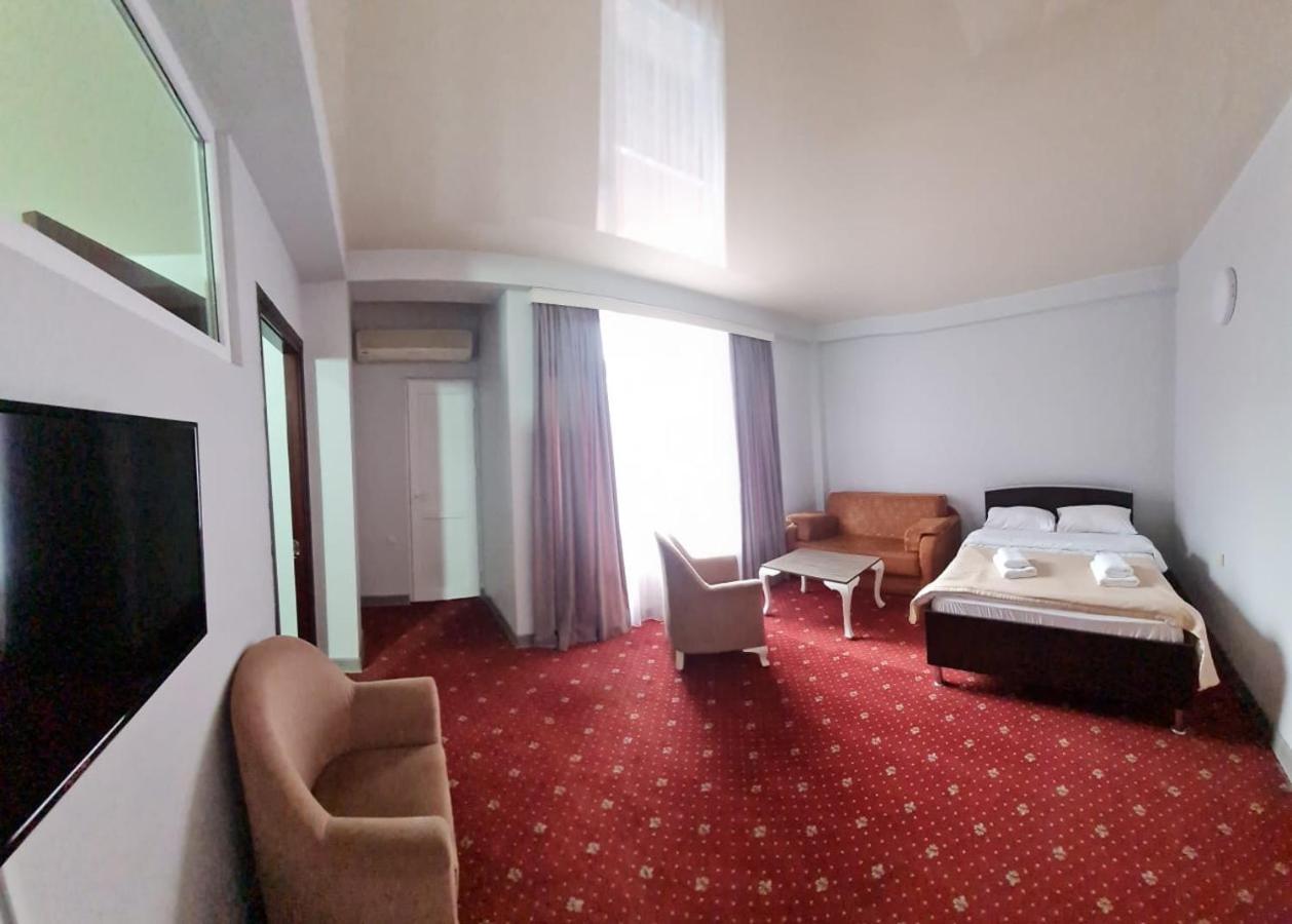 Hotel Genatsvale Batumi Bagian luar foto
